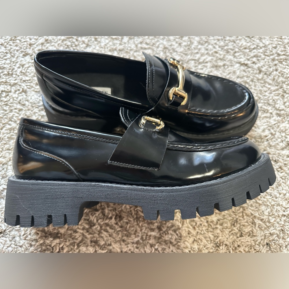 Steve Madden Levett  Glossy Black Loafers with Gold Accent - Picture 2 of 4